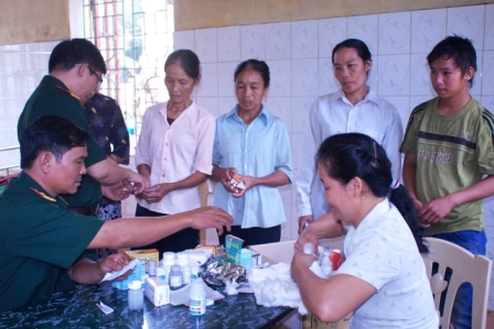Đoàn bác sỹ QK 4 khám và cấp phát thuốc cho đồng bào vùng lũ Hương Khê